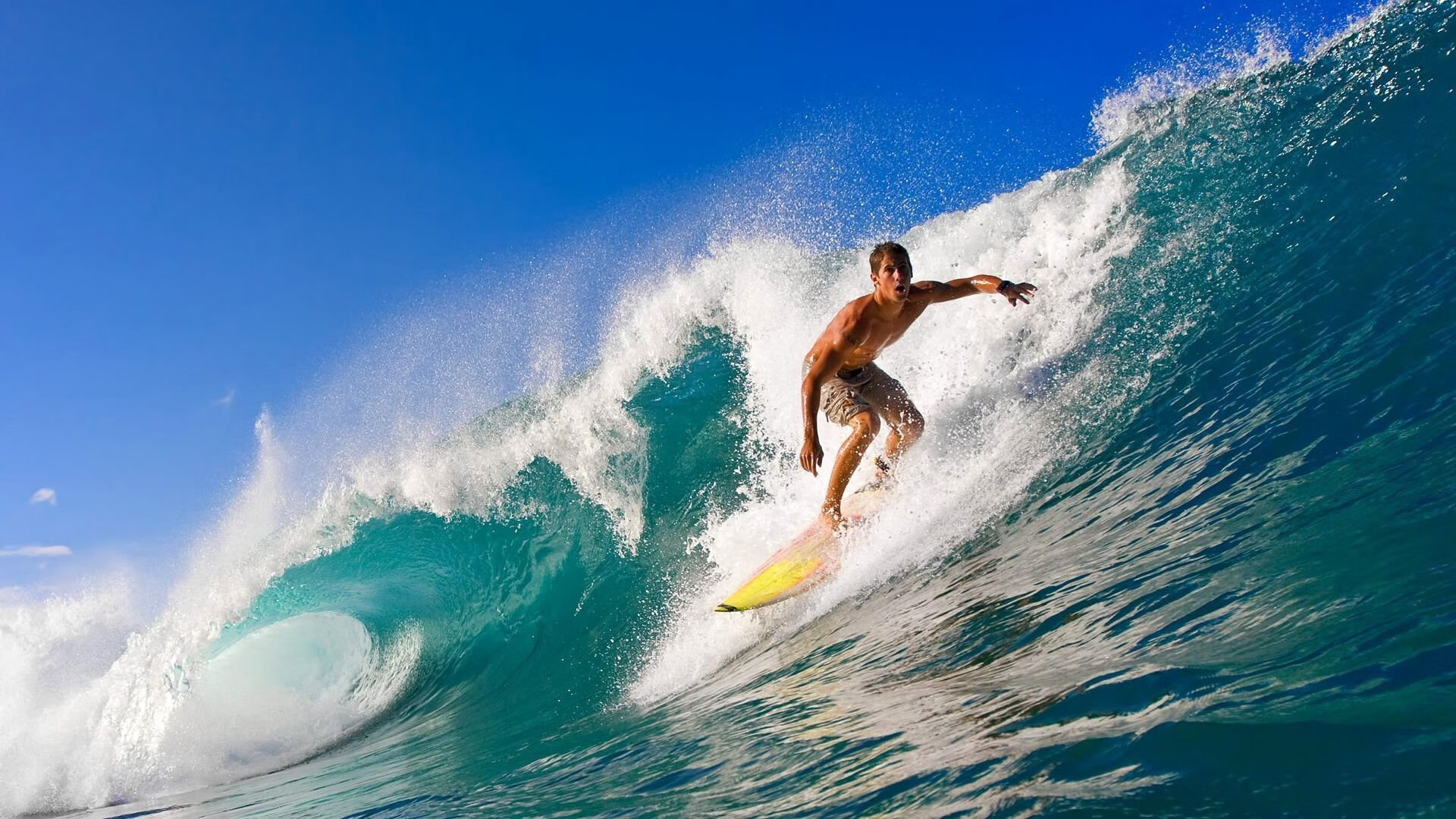 Kering-“闪电超车瞬间！”——赛车界的年度绝美瞬间，闪电跑车